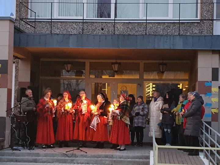 2.martā plkst.18:00 Nīcas un Otaņķu pagastu iedzīvotāji vienojās kopīgā atbalsta pasākumā, paužot atbalstu un solidaritāti Ukrainai
