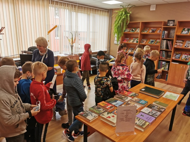 Skolēni apmeklē Nīcas pagasta bibliotēku