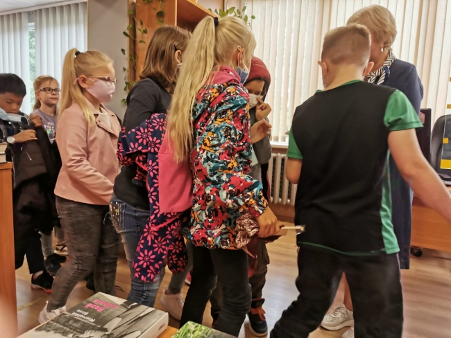 Skolēni apmeklē Nīcas pagasta bibliotēku
